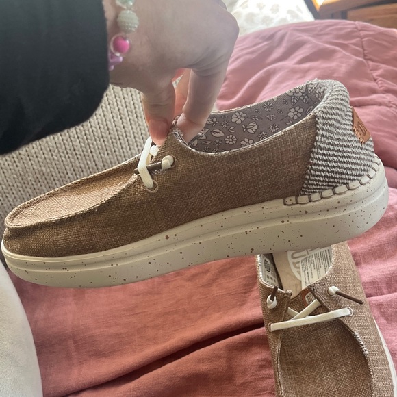 Hey Dude Wendy rise women’s Brown Loafers with White Laces - Picture 2 of 5